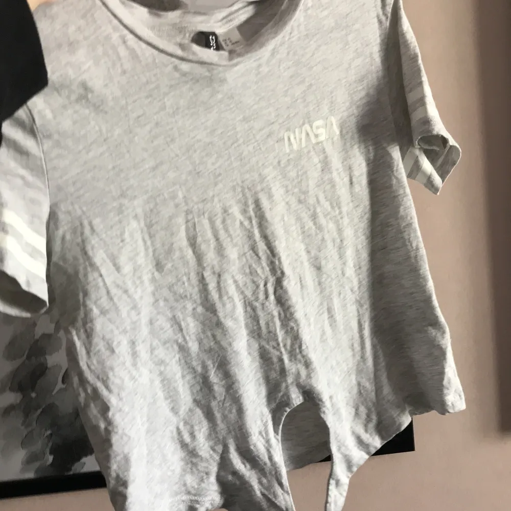 Säljer denna tröjan för de kommer aldrig till användning, aldrig använd💗. T-shirts.