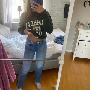 Junkyard jeans - Säljer dessa helt oanvända jeans från Junkyard. Sitter såå snyggt men kommer inte till användning. Slits nedtill (Är flera intresserade startar jag budgivning💗)