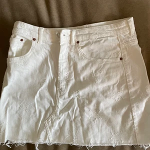 Zara kjol  - Vit jeanskjol med små stjärnor på