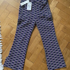 Byxor - Zara 🌻 - Otroliga byxor från Zara, sitter så bra på!  Oanvända 🌻  