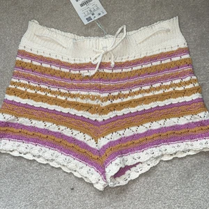Virkade shorts - Supersöta virkade shorts från pull and bear, men är tyvärr för små för mig.  Aldrig använda och prislappen är kvar. Det är ganska små i storleken💞💞