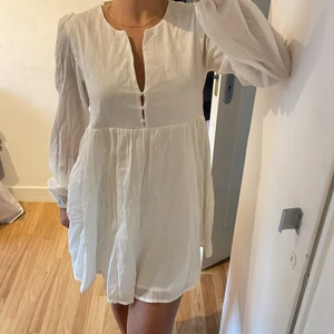 Söt vit klänning  - Helt oanvänd prislappen sitter på, strl XS NYPRIS 499 från bikbok 