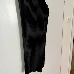 Randiga kostymbyxor - Second hand kostymbyxor, vitrandiga. Skulle gissa på en M eller större S. Köpare står för frakt. 