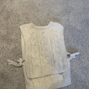 ‼️stickad väst‼️ - 🌺säljer denna fina stickade  västen från zara i storlek 152 i jättebra skick inga sömmar eller några knappar trasiga säljer den då den inte kommer till andvändning🌺