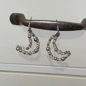 Silvriga statementörhängen månar - Handtillverkade örhängen formade som månar. Silverplaterade krokar. 4cm diameter.