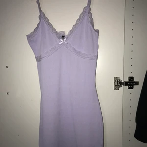 Fin somrig klänning - Fin klänning från H&M inte säker om jag ska sälja den men säljer ifall det blir ett bra pris! 