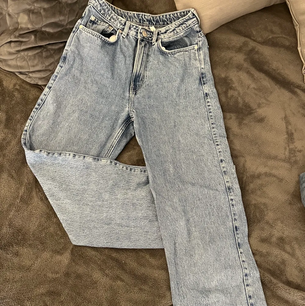 fina weekday jeans modell row färg sky blue! köpta för 500kr bra skick! säljer för att de inte kommer till användning längre men det är verkligen byxor som passar till allt!! köparen står för frakten<3 skriv om ni undrar nått eller vill ha fler bilder<3. Jeans & Byxor.