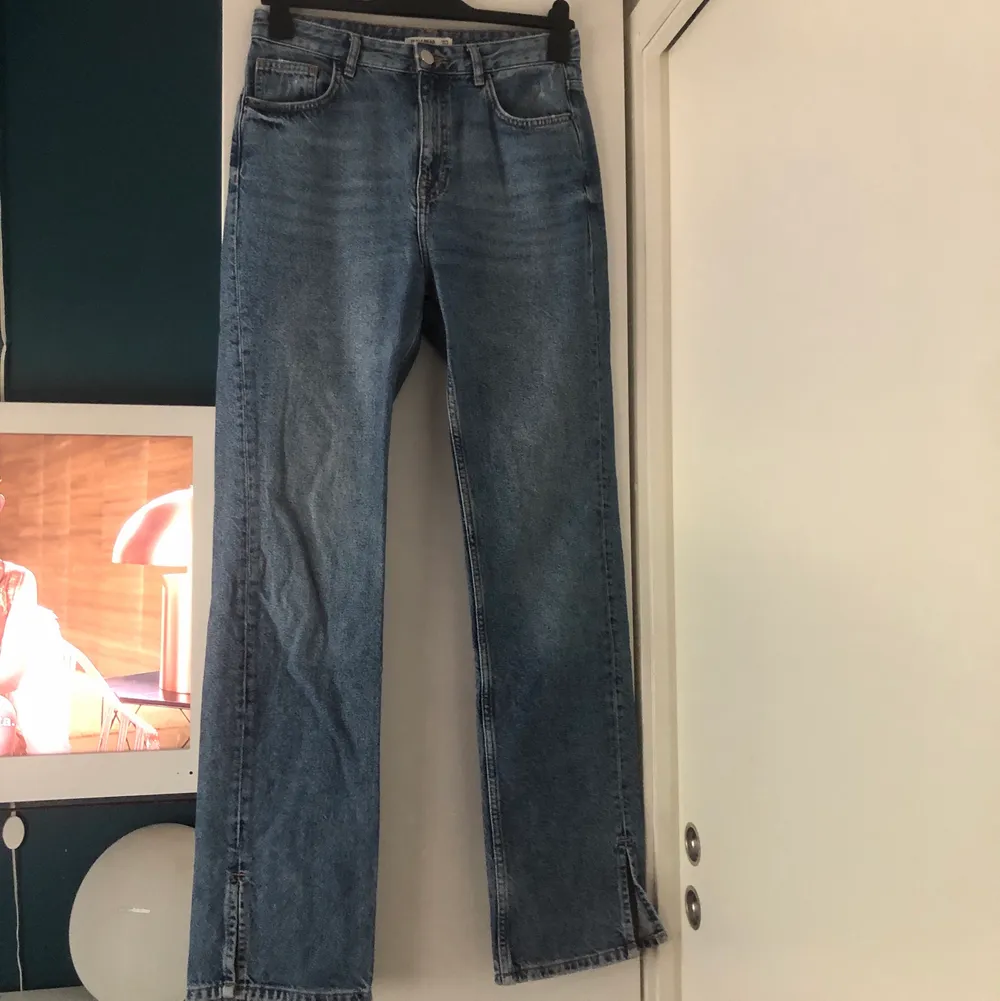 Skit snygga jeans med slits längst ner. Dom är lite för små för mig så säljer dom nu. . Jeans & Byxor.