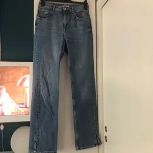 Skit snygga jeans med slits längst ner. Dom är lite för små för mig så säljer dom nu. 