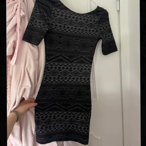 Festklänning - Älskar denna, perfekt festklänning! dock förliten därav säljer jag💓 sitter jättebra