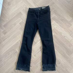 Otroligt sköna svarta jeans som ser ut som nya! Storlek 23, väldigt stretchiga. Nypris 2000