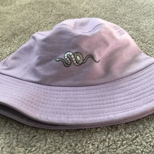 Bucket hat  - En bucket hat som är förstora för mig, skulle tippa på att den är i storlek 54/56! Den har en liten fläck på baksidan så där av priset!