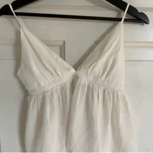 vit topp - säljer min super fina topp perfekt nu till sommarn🤍köpt för ungefär ett halv år sedan men är i bra skick🤍är i storleken XS men passar även mig som har S, kom privat för fler bilder eller om du skulle vara intresserad🤍
