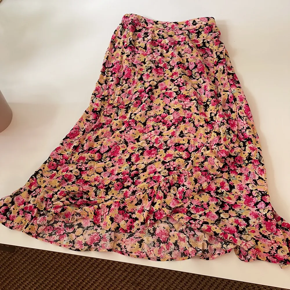 Här har vi en jättefin blommig och lång kjol som är perfekt i sommaren.. Kjolar.