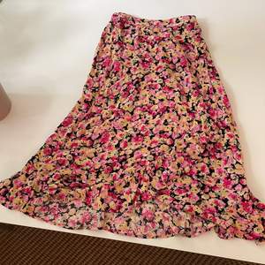Här har vi en jättefin blommig och lång kjol som är perfekt i sommaren.
