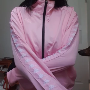 Kappa zipper - Rosa zipper från Kappa storlek L. Färgerna skiljer sig åt för den ena är i dagsljus de andra inte.