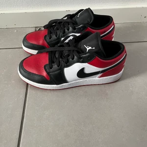 Air Jordan Low Bred Toe - Säljer nu mina fina Jordans då de inte kommer till användning så ofta. De är använda max 5 gånger och i nyckick, utan några defekter. Storlek 38. Nypris på Soldout.se: 2150kr. Mitt pris: 1600kr. Köparen står för frakten ❤️