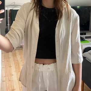 Linneskjorta - Väldigt gullig linneskorta från Lindex. Väldigt bra skick och säljes då den är aningen för liten för mig 🥲