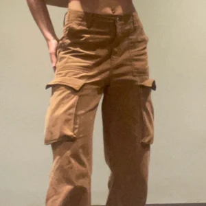 Cargo pants Bershka - Köpt i nederländerna, sparsamt använda (använt kanske 5-6 ggr) , har ej plats att ta med tillbaka till Nederländerna so 200kr eller högst bud!  Jag tog brun färg men dem är väldigt ljusbruna, skulle säga nyansen tan. Lite för stora på mig som ni ser.