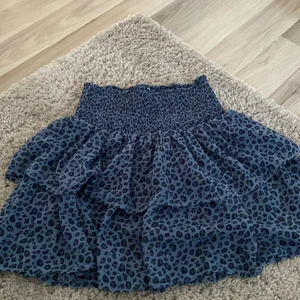 Blå leopard kjol - 159kr inklusive frakt! Jag säljer nu min blåa leopard kjol som jag använde en del i sommar men den har inga defekter vad jag kan se! ☺️ Kjolen är i storlek 170 men är ungefär som en Xs, kom privat för fler bilder. 
