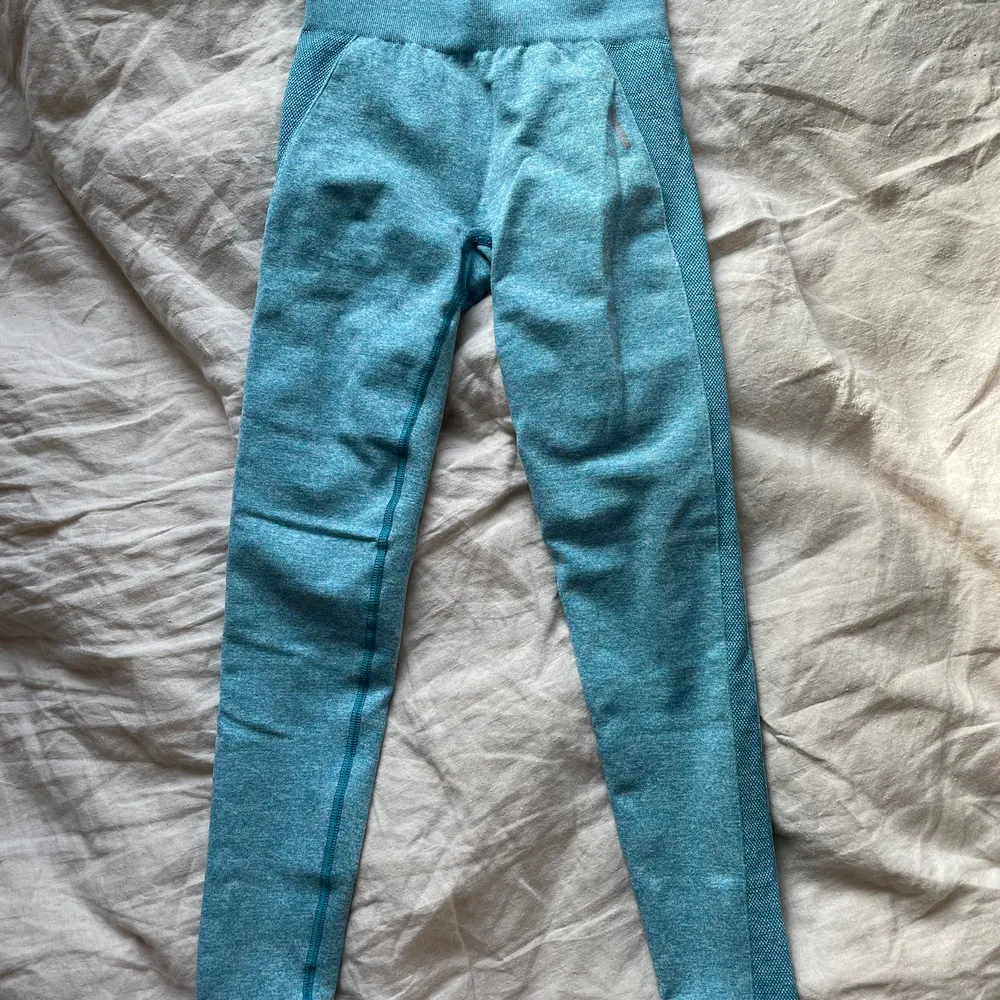 Superfina, knappt använda tights ifrån gymshark i modellen flex. XS men väldigt stretchiga så passar även S. Säljer då jag har alldeles för många tights😩 . Jeans & Byxor.