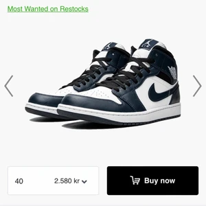 Jordan 1 mid armory Navy - Säljer mina Jordan 1 Mid, i färgen armory navy! De är inte så slitna (skickar gärna fler bilder ifall ni vill ha) köpte dessa för runt 2000kr och just nu ligger de ute för 2580kr! jag kan tänka mig att sälja för 1000kr!💘 storlek 40, men passar 39 också!🙏🏼💘