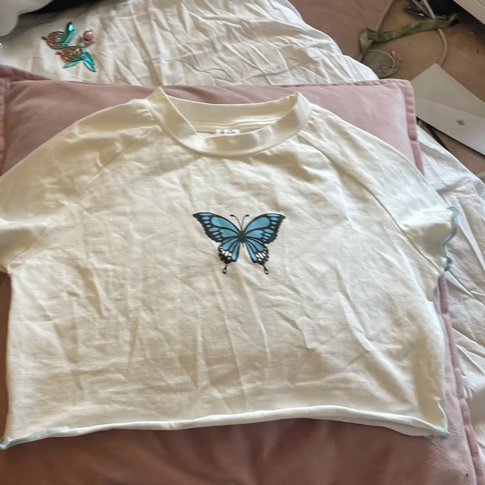 Säljer min tröja från SHEIN då jag tycker att den är lite för kort för mig den är i storlek 11-12 år den är i super fint Skic då den aldrig är använd säljer för 20 kr + frakt . T-shirts.