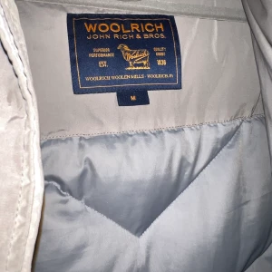 Beige Whoolrich Jacka  - En jätte fin beige whoolrich jacka jag har haft i 2 år, den är fortfarande i jätte fint skick och värdens bästa jacka!!! Original priser år ca 8000kr 