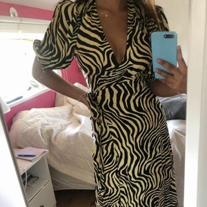 Klänning - Säljer denna superfina klänning från Gina tricot som är slutsåld. Aldrig använd och prislappen är kvar!⚡️⚡️ köparen står för frakten:)