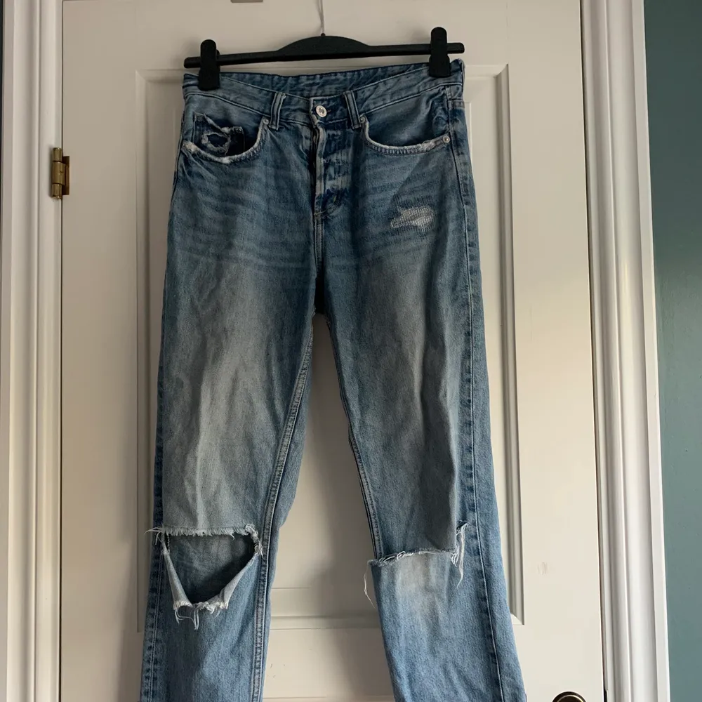 Lowaist/ midwaist boyfriend jeans med slitning! Står storlek 26 och passar mig som är en S, köpare står för frakt<3. Jeans & Byxor.