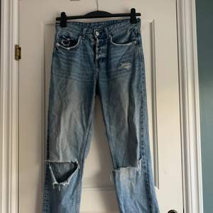 Lowaist/ midwaist boyfriend jeans med slitning! Står storlek 26 och passar mig som är en S, köpare står för frakt<3