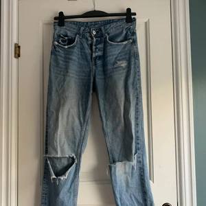 Jeans - Lowaist/ midwaist boyfriend jeans med slitning! Står storlek 26 och passar mig som är en S, köpare står för frakt<3