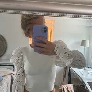 Zara sommartopp  - En jätte fin sommar topp ifrån Zara, den är vit och sitter tajt på. Knappt använd och är i storlek S.