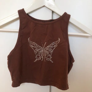 Linne - Brunt kort linne med fjäril av glitterstenar från shein. Nyskick, alla stenar sitter kvar. 