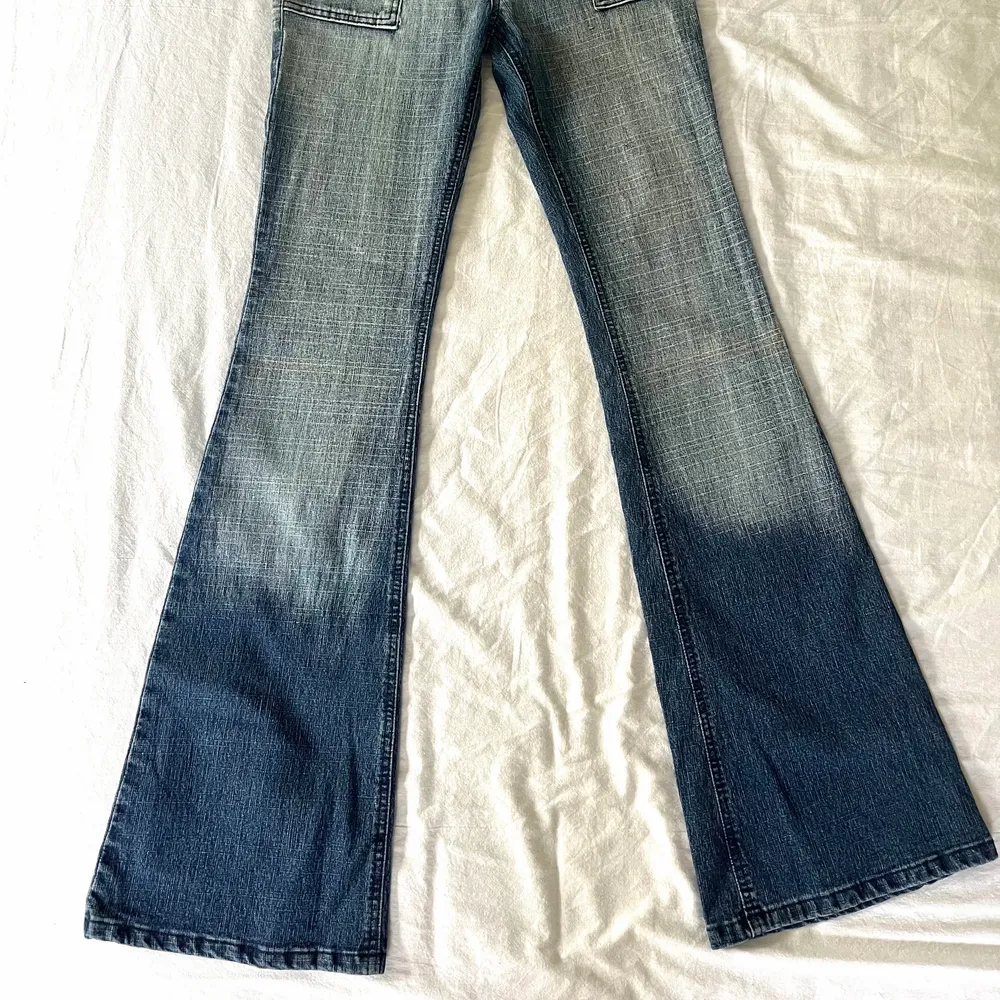 Supercoola midwaisted jeans med dragkjedje-detalier! Passar någon som vanligtvis har storlek XS-24/25 i byxor:) Dem är utsvängda i benen utan några större defekter. Kontakta mig om ni har några frågor!<3. Jeans & Byxor.