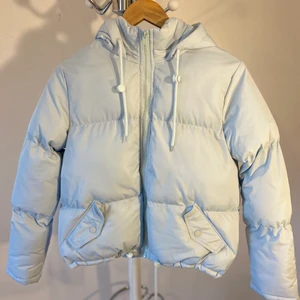 Puffer jacket - En ljusblå jacka i storlek S från missguided Mid längd - sitter vid höfterna