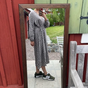 Grå klänning med prickar - En grå klänning med prickar från okänt märke. Kan även användas som en tunn kappa 