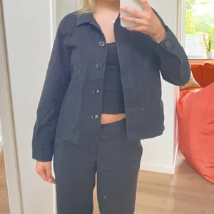 Jacka - Svart jacka i jeans/tyg material