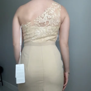 Aftonklänning/balklänning/festklänning - Säljer en balklänning/aftonklänning/bröllopsklänning i storlek XS. den är köpt från jjhouse och är i jättefin kvalite 3 lager tyg. Den är alldeles för lång för mig och passar inte mig vid bysten då jag har 32A.  Den är i champagnefärg. För mer info är det bara att skriva. Köpte den för 1672kr och frakt 100kr på det! Kan tänka mig sänka priset vid snabb affär 