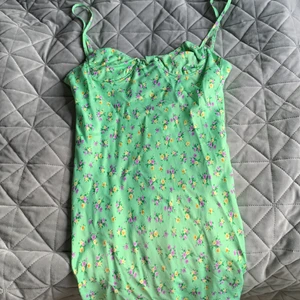 Vår klänning  - Ej använd vår klänning från zara, storlek S 