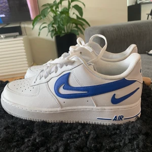 Nike air force - Säljer dessa snygga nike air force som är använda 1 gång endas så dem är i ett nytt skick, dem är i strl 43❤️