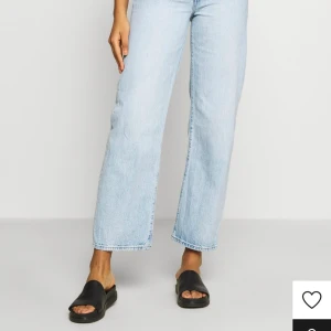 Levis Ribcage Straight Ankle - Levis byxor i färgen middle road. W23 L27