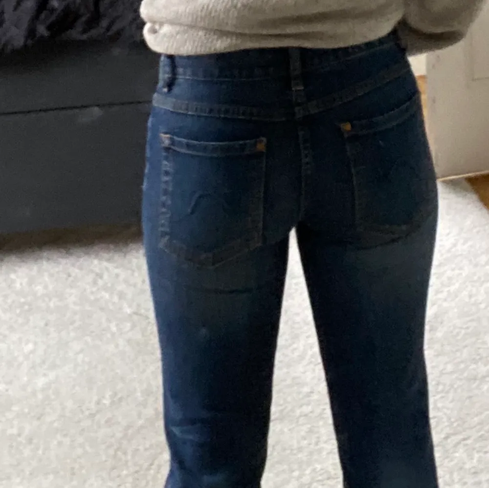 Säljer ett par jättefina lågmidjade jeans då de är för små för mig. Perfekt längd för mig som är 160 och är som storlek 34💞. Jeans & Byxor.