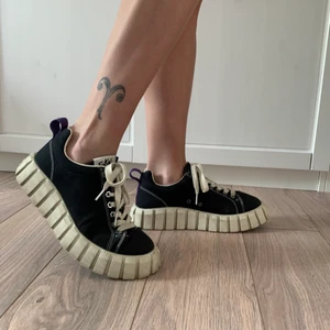 EYTYS Odessa Canvas Svart / strlk 39 - Säljer mina fina Eytys-skor. De är sparsamt använda och i bra skick. Ordinarie pris: 1600kr.