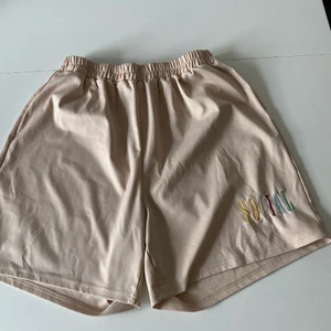 SHEIN shorts  - Väldigt fina men använder inte de längre. Det är ganska tunt material vilket glr att de är väldigt sköna på sommaren!