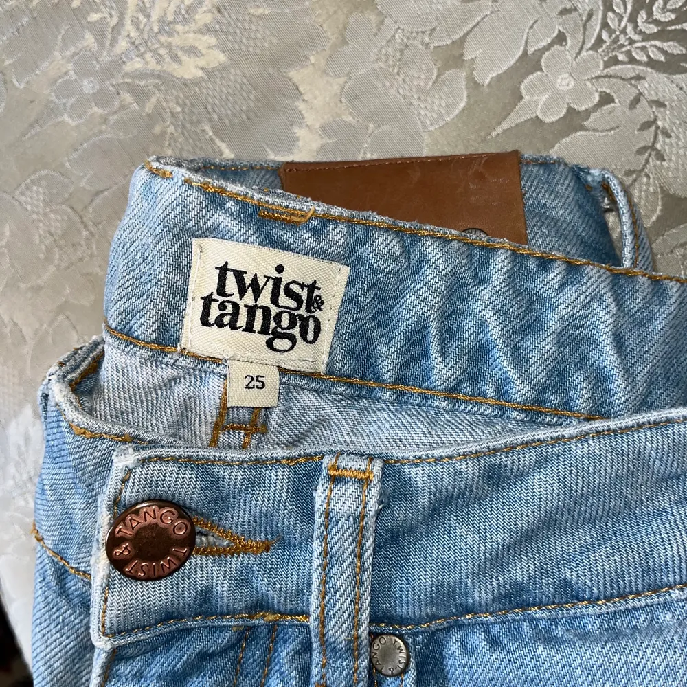 Vida jeans med medelhög midja från twist&tango. Nypris 1000kr, säljer för 300. Använda väldigt lite och otroligt sköna! Säljes pga blivit för små för mig. Kan gå ner i pris vid snabb affär . Jeans & Byxor.