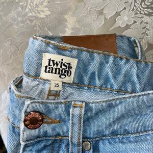 Vida jeans med medelhög midja från twist&tango. Nypris 1000kr, säljer för 300. Använda väldigt lite och otroligt sköna! Säljes pga blivit för små för mig. Kan gå ner i pris vid snabb affär 