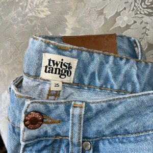 Skitsnygga jeans  - Vida jeans med medelhög midja från twist&tango. Nypris 1000kr, säljer för 300. Använda väldigt lite och otroligt sköna! Säljes pga blivit för små för mig. Kan gå ner i pris vid snabb affär 
