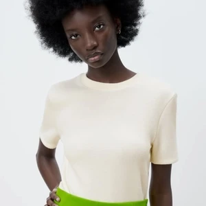 Trendig stickad zara t-shirt 💘 - Säljer min vita stickade zara t-shirt i storlek S som är sparsamt använd! Jätte bekväm och passar perfekt nu till sommarn❤️ köparen står för frakt, kontakta för fler bilder!! Passar xs-m 🥰 privat bud på 170, buda över i kommentarerna ❤️ 