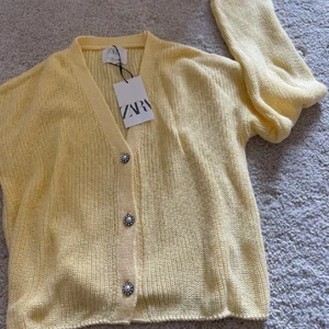 Gul kofta från zara - !HAR TVÅ STYCKEN! Säljer två stycken supergulliga koftor från zara🥰 150kr styck! Pris kan dock diskuteras!